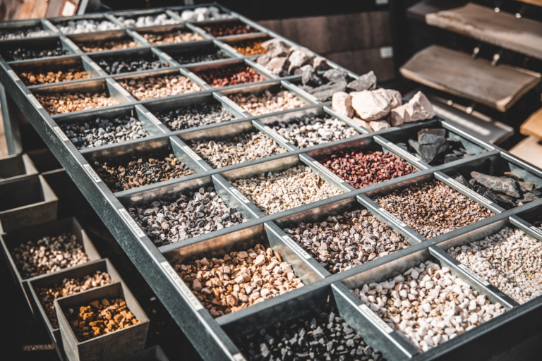 siergrind en sierstenen